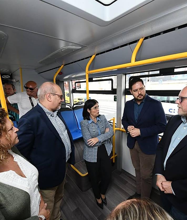 Imagen secundaria 2 - Policías uniformados y de paisano suben a la guagua para evitar altercados y realizar controles de droga
