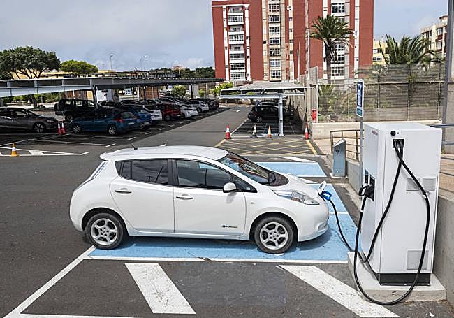 Estación del Consejo Insular de la Energía en el aparcamiento de Infecar.