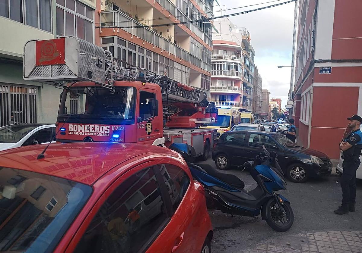 Medios desplegados en la calle Ingeniero Salinas para sofocar las llamas y atender a los afectados.