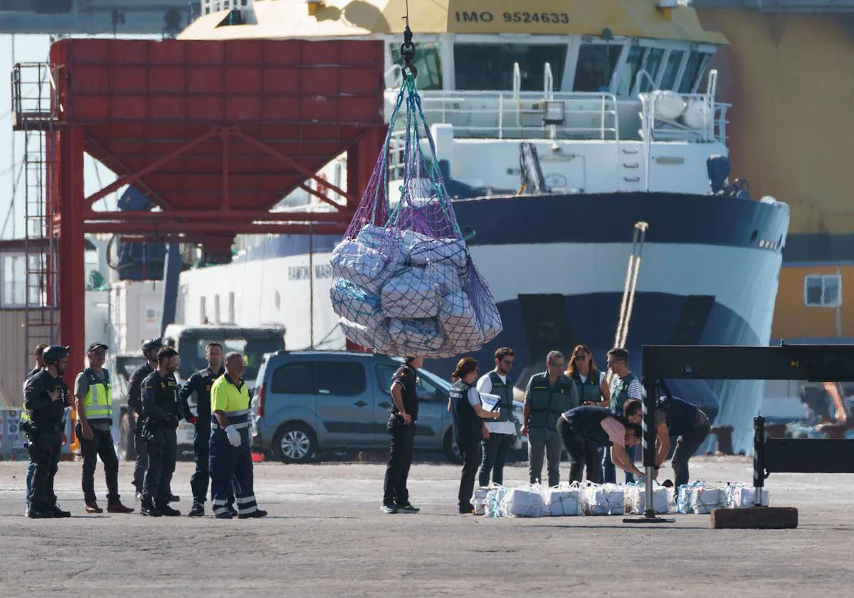 Imagen principal - Interceptan una lancha que transportaba 2.500 kilos de cocaína en aguas cercanas a Canarias