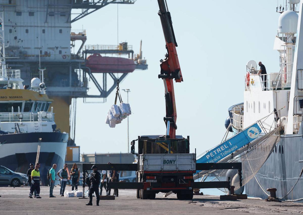 Imagen secundaria 1 - Interceptan una lancha que transportaba 2.500 kilos de cocaína en aguas cercanas a Canarias