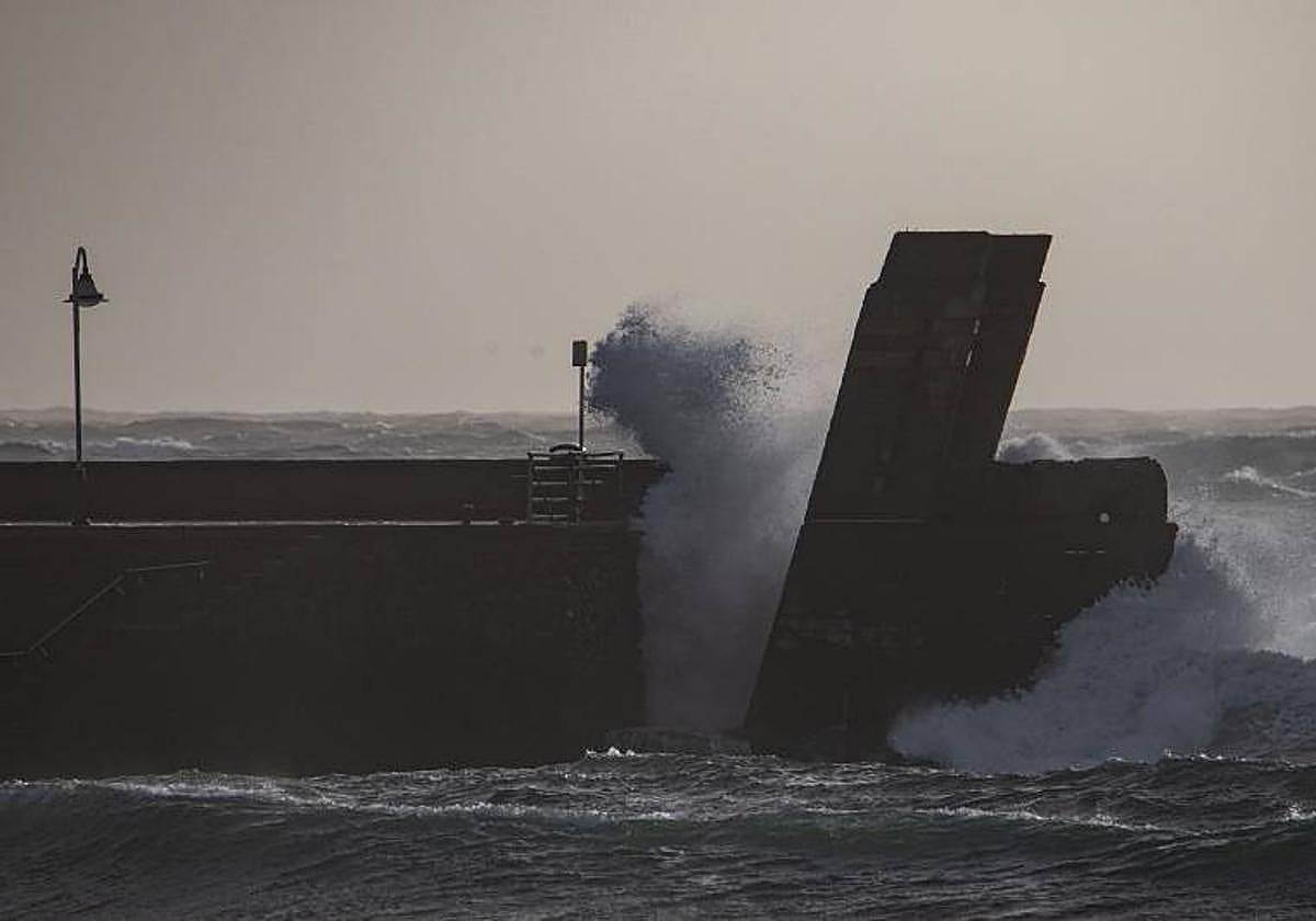 Olas y calima en la playa de Arinaga.