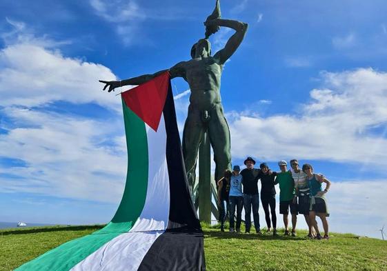 Bandera colocada este domingo.