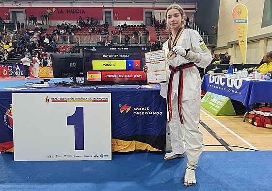 Adriana Rodríguez posa con su medalla de oro.