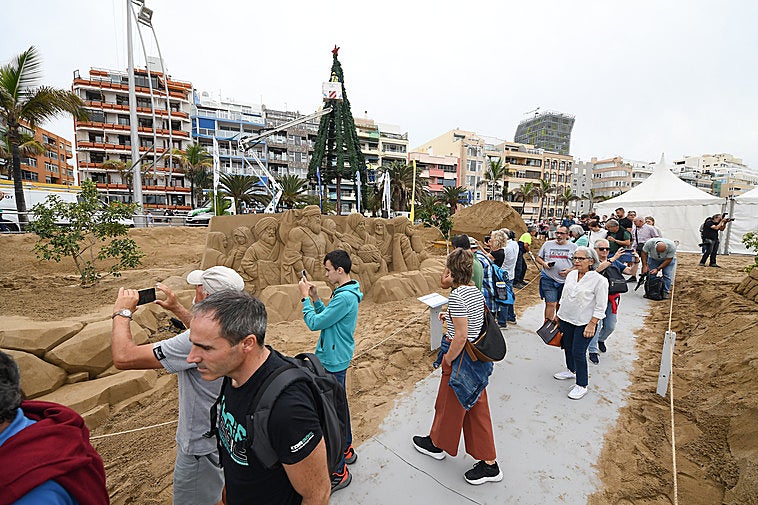 Imagen de la jornada inaugural de la muestra escultórica de la playa capitalina.