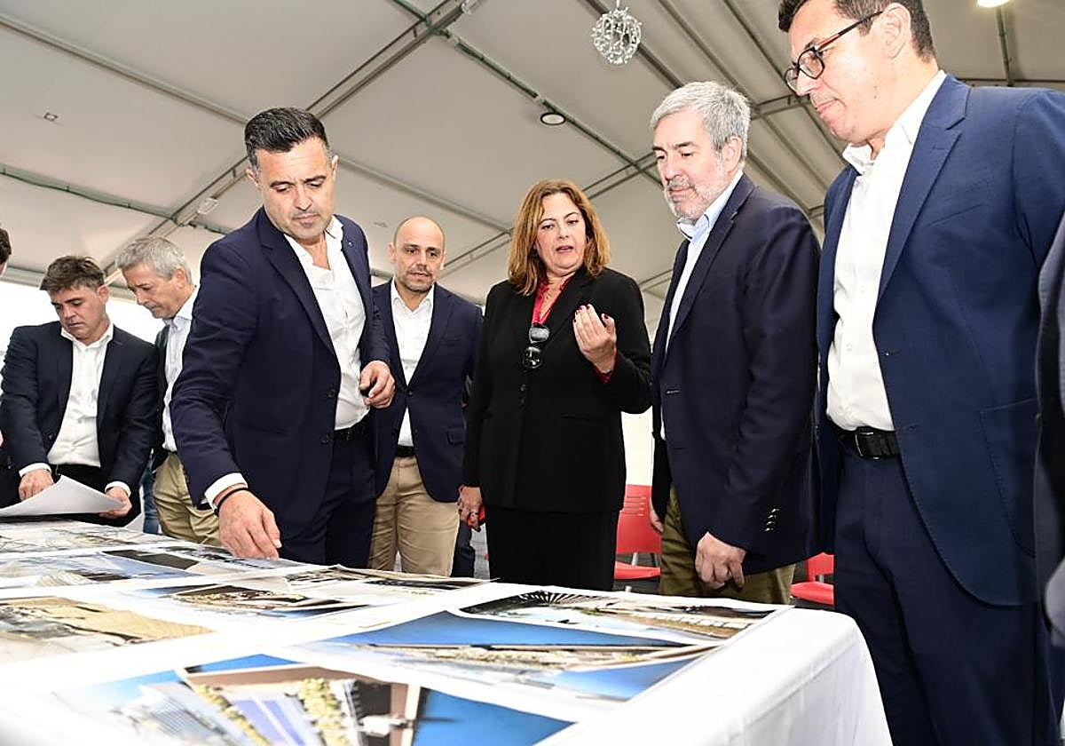 La visita de Clavijo al puerto de La Luz, en imágenes