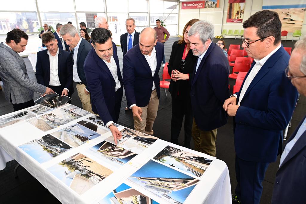 La visita de Clavijo al puerto de La Luz, en imágenes