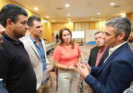 El consejero regional Narvay Quintero departe con Lorenzo Brito, el patrón mayor de Gran Tarajal, en presencia de la presidenta majorera Lola García, el responsable insular del sector primario, Matías Peña, y David Pavón, gerente de la Federación de Cofradías de Pescadores de Canarias.