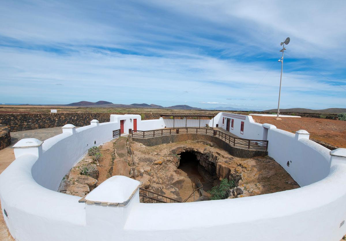Exterior de la Cueva del Llano, que actualmente no se puede visitar.
