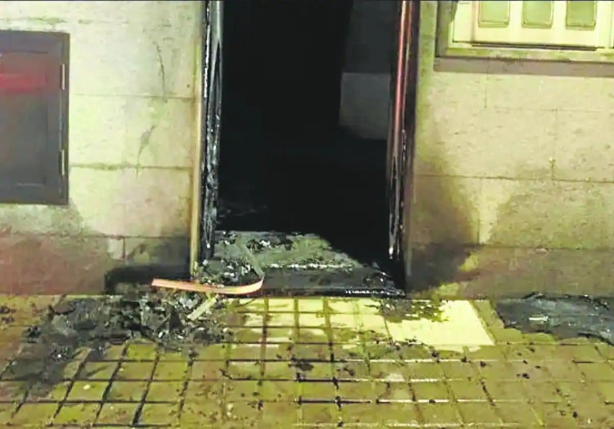 Imagen de la puerta de la vivienda tras el suceso.