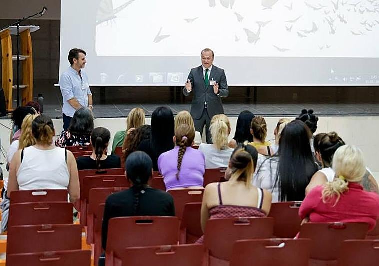 Hidalgo se dirige a las reclusas de Juan Grande que participan en el proyecto Boecio.