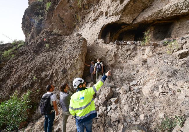 Vista del escarpe desde el que se producen desprendimientos de rocas.