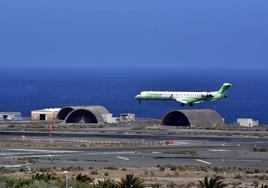 Imagen de un avión de Binter tomando tierra en Gran Canaria.