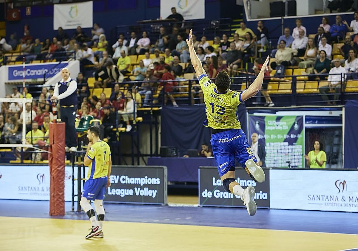 Paolo Zonca se dispone a sacar en una acción del partido en el CID.