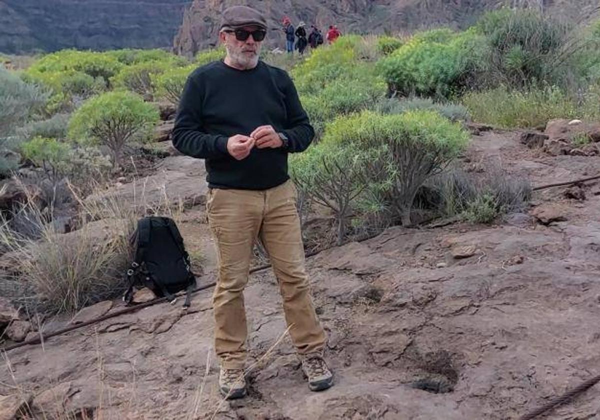 Julio Cuenca, presidente de Salvar Chira-Soria, en las presuntas cazoletas prehispánicas.