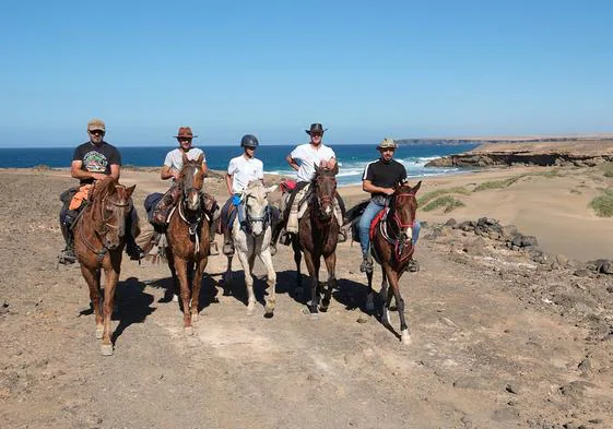 David, Iván, Tigaday, Christian y Luis Mariano, con la playa de Jarugo detrás.