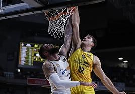 El interior norteamericano del Granca, Ethan Happ, machaca ante Vincet Poirier.