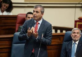 El vicepresidente del Gobierno de Canarias, Manuel Domínguez, durante la sesión plenaria de este martes.