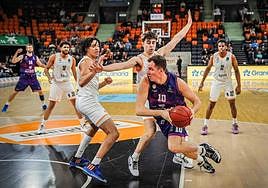 Shurna -a la izquierda de la imagen con el número 14- volvió a jugar tras la lesión.