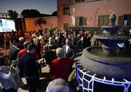 La fuente, recién inaugurada, rodeada de vecinos.