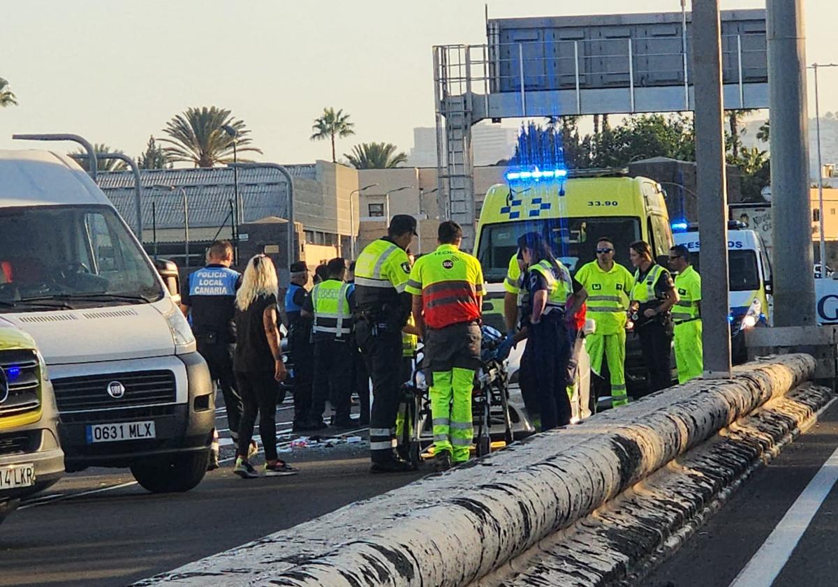 Imagen principal - El SUC atiende al motorista accidentado | Colas en el Sebadal | Operario limpiando los vidrios de la vía tras el accidente