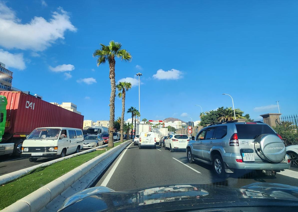 Imagen secundaria 1 - El SUC atiende al motorista accidentado | Colas en el Sebadal | Operario limpiando los vidrios de la vía tras el accidente