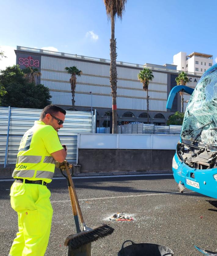 Imagen secundaria 2 - El SUC atiende al motorista accidentado | Colas en el Sebadal | Operario limpiando los vidrios de la vía tras el accidente