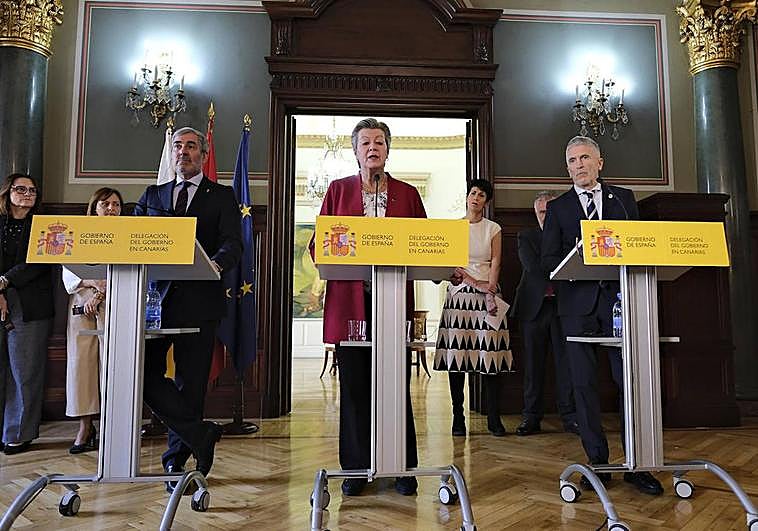 El presidente de Canarias, Fernando Clavijo, junto a la comisaria europea de Interior, Ylva Johansson, y el ministro de Interior, Fernando Grande-Marlaska, en la rueda de prensa ofrecida este viernes en Las Palmas de Gran Canaria.