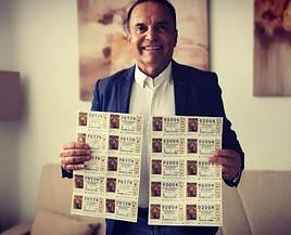 Machín con los décimos que aporta.