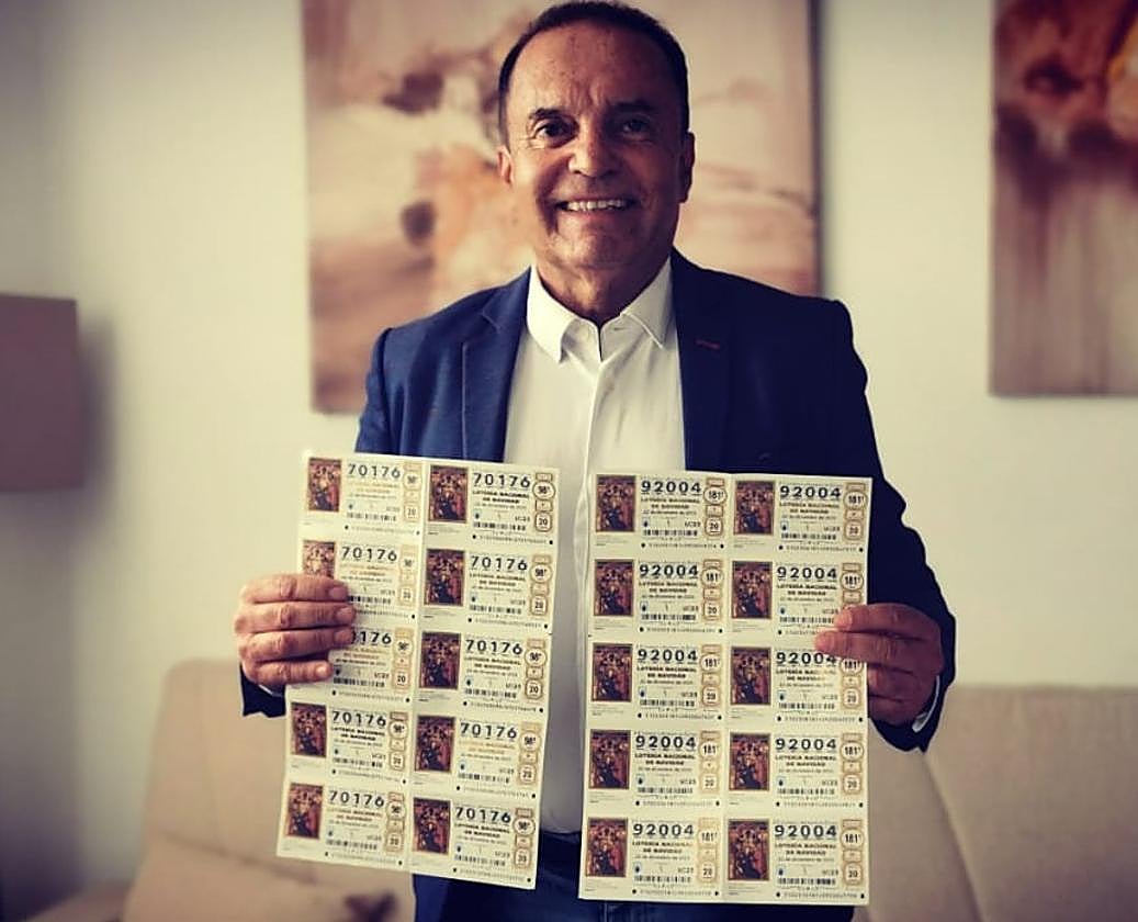 Machín con los décimos que aporta.