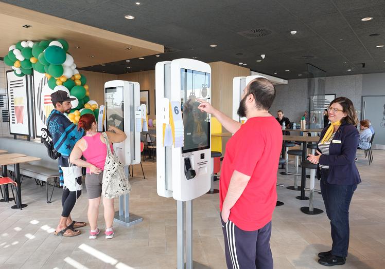 Primeros clientes en los kioscos de pago.