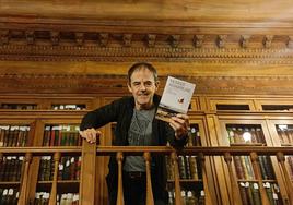 Jon Arretxe posa con un ejemplar en euskera de la décima entrega de la saga del detective Touré, que esta vez transcurre en Gran Canaria.