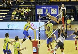 Nico Bruno supera el intento de bloqueo de Moi Cezar.