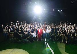 Foto de familia con todos los participantes en el proceso de selección de bailarines y figurantes del carnaval.