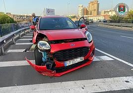 Imagen del coche con la parte delantera afectada.