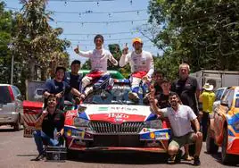 Rogelio Peñate y Diego Domínguez festejan su triunfo este domingo en Paraguay.