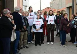 La plataforma mantiene su lucha. Esta acción tuvo lugar durante la inauguración de la reproducción de la fuente de la plaza del Buen Suceso.