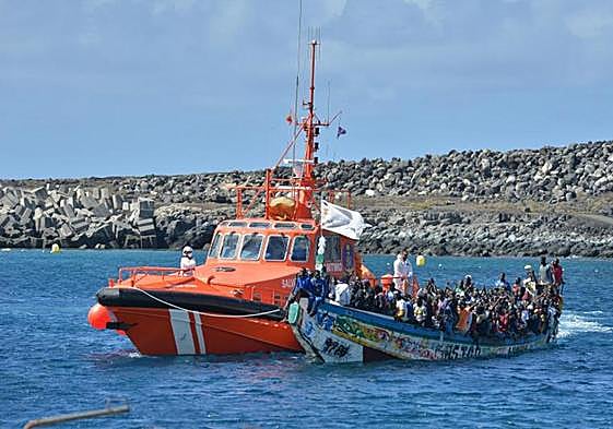 Llegada a El Hierro de un cayuco con 320 personas, el mayor desde que se abrió la Ruta Canaria en 1993.