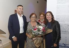 El presidente entregando flores a Antonia Hernández, viuda de 'Chalo'.