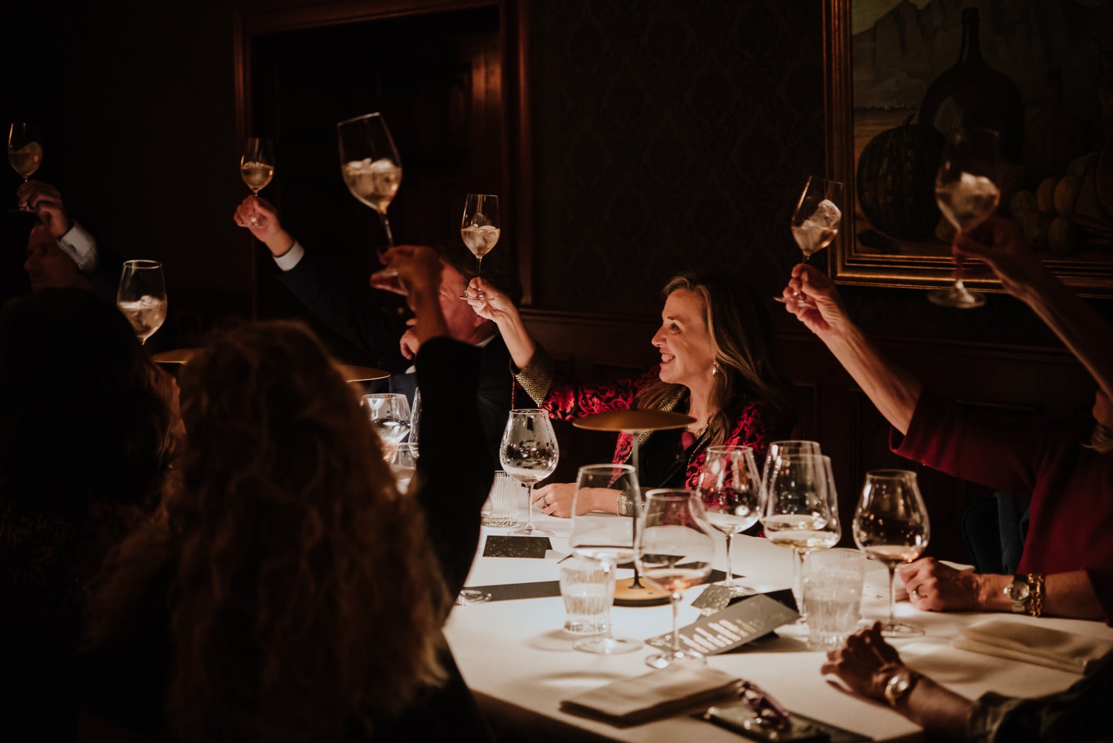 Asistentes, copas en alto, celebran el éxito del evento.