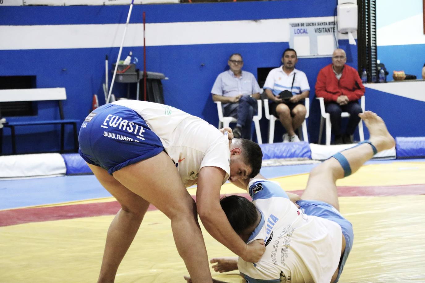 Este sacón de camisa de Doramas Infante a Beneharo Hernández dejaba la luchada casi sentenciada.