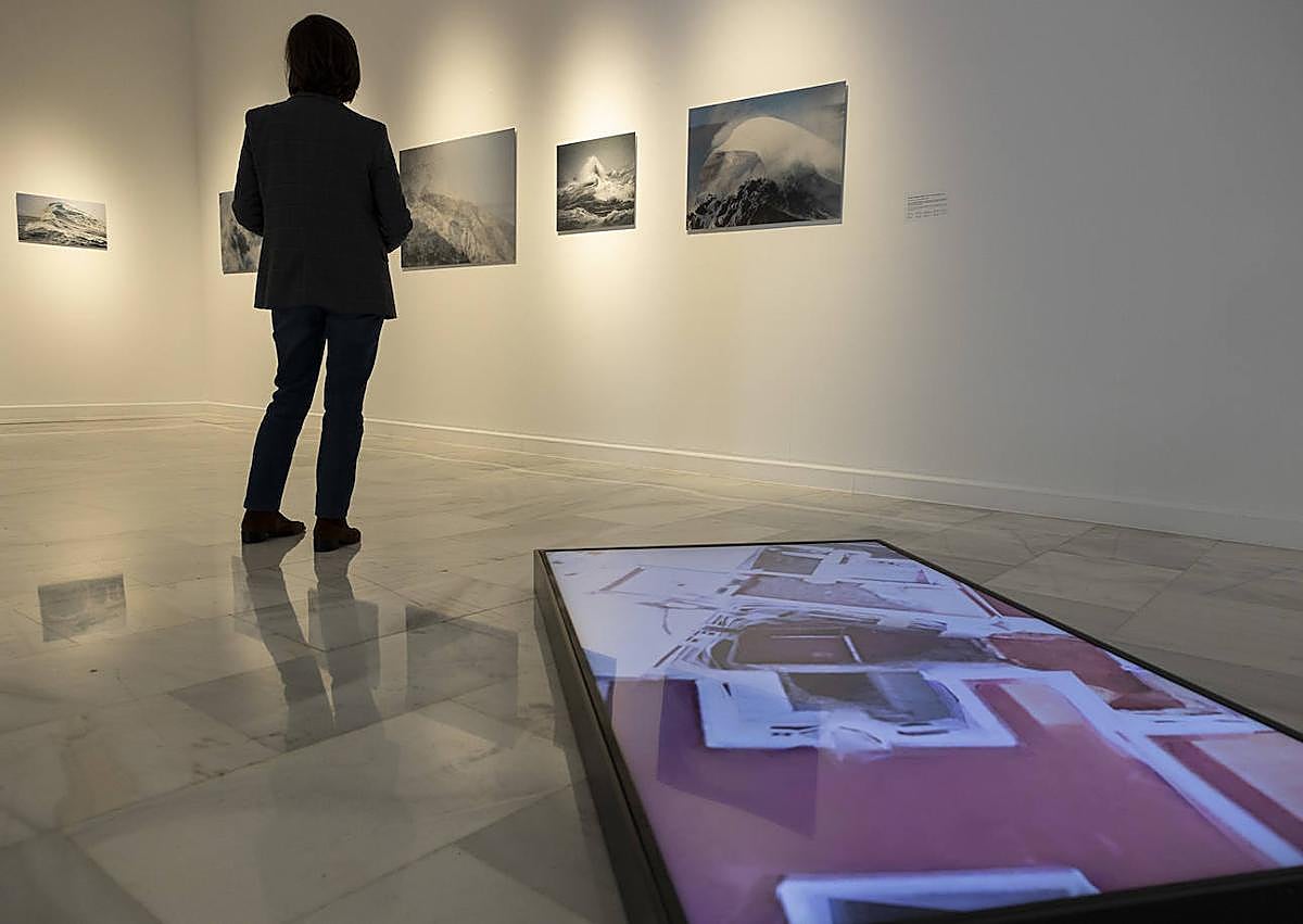 Imagen secundaria 1 - Distintos momentos de la presentación de la muestra a la prensa.