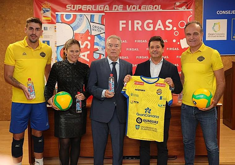 Momento de la escenificación del nuevo acuerdo Guaguas-Aguas de Firgas.