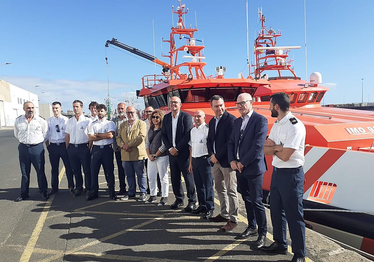 Foto de familia de tripulación y autoridades ante 'Guardamar Urania'.