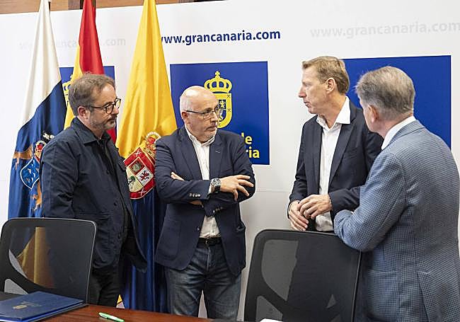 Morales y Auffray junto a los consejeros de Energía, Raúl García (izquierda), y de Hacienda, Pedro Justo (derecha).
