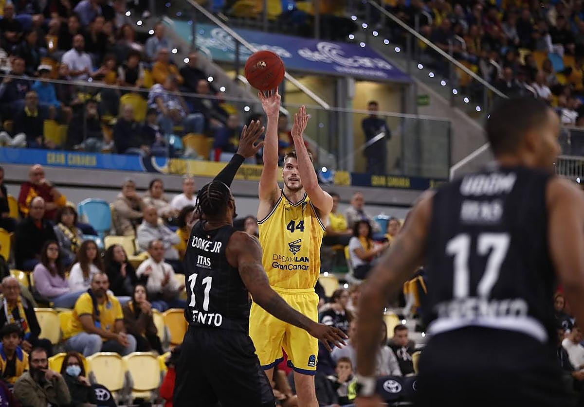 Golpe de realidad y fin a una racha histórica en el Gran Canaria Arena (76-98)