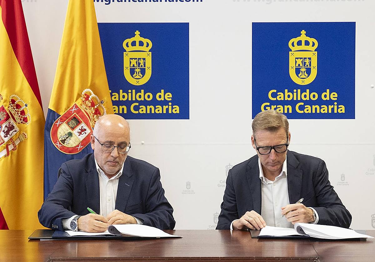 Antonio Morales, presidente del Cabildo, y Sergio Auffray, delegado de Naturgy en Canarias.