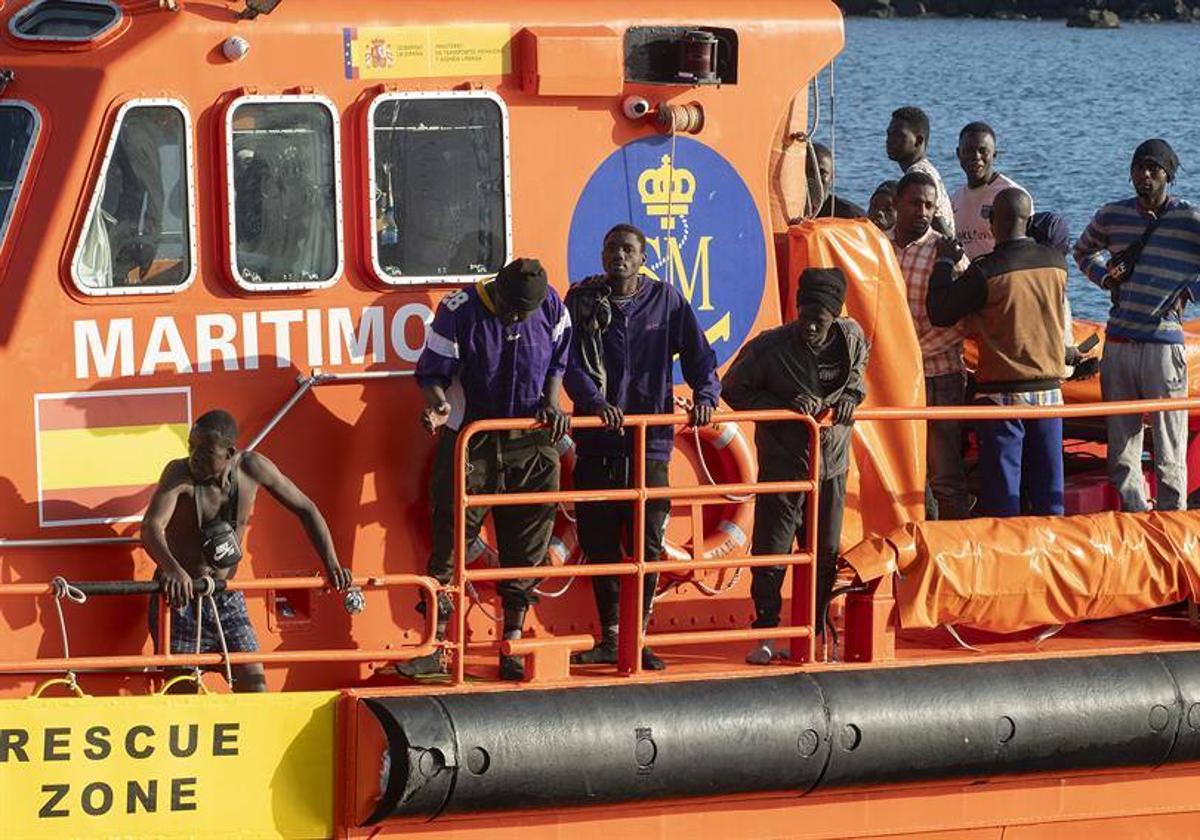 They rescue 145 people from three inflatable boats and disembark them in Lanzarote
