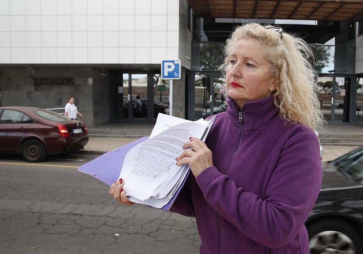 Dolores Campos con documentos que le conceden la razón.