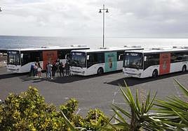 Autoridades en la presentación de las nuevas guaguas.